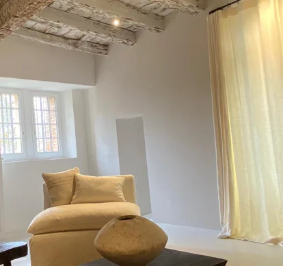 Badigeon de chaux appliqué pour une ambiance lumineuse et raffinée